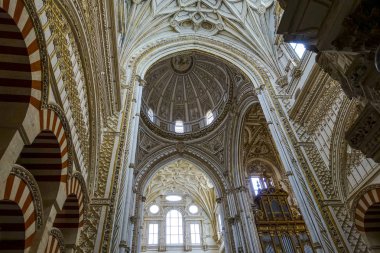 Cordoba, Endülüs, İspanya - 13 Mart 2018: İç büyük Camii, Cordoba ve Endülüs, Katedral Our Lady Historic varsayım Cordoba, Merkezi.
