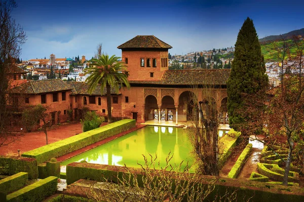 Alhambra Antigua Fortaleza Árabe Conjunto Arquitectónico Parques Situado Una Terraza — Foto de Stock
