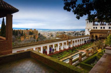 İspanya, Andalusia / Granada - 17 Mart 2018: Alhambra - Antik Arapça kale ve mimari ve park topluluk Andalusia içinde Güney İspanya Granada doğu kısmında dağlık bir terasta yer alan.
