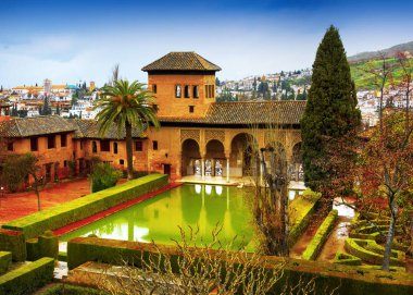 İspanya, Andalusia / Granada - 17 Mart 2018: Alhambra - Antik Arapça kale ve mimari ve park topluluk Andalusia içinde Güney İspanya Granada doğu kısmında dağlık bir terasta yer alan.