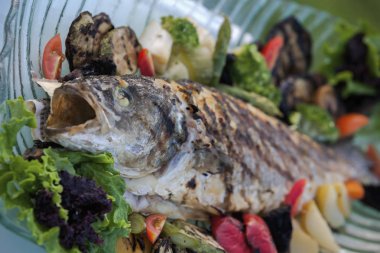 kavrulmuş sebze ile ızgara balık