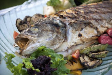 kavrulmuş sebze ile ızgara balık