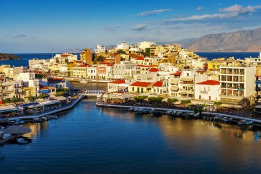 Agios Nikolaos - 19 Mayıs 2017: Agios Nikolaos Crete inşa Mirabello huzurlu bay Kuzeybatı tarafında adanın doğu kesiminde pitoresk bir kasabada olduğunu.
