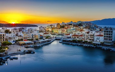Agios nikolaos. Agios nikolaos is een schilderachtige stad in het oostelijke deel van het eiland dat Kreta gebouwd op de noordwestelijke kant van de rustige baai van mirabello. Lake vouliagmeni, agios nikolaos, Kreta, Griekenland