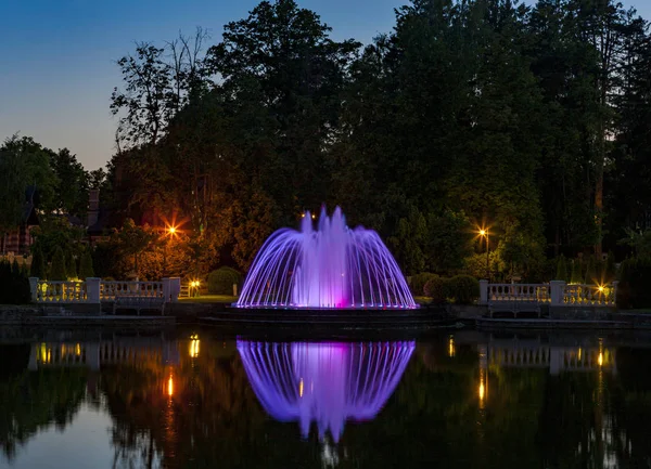 Lussuosa Fontana Con Illuminazione Sulla Riva Bellissimo Lago Serale Nel — Foto Stock