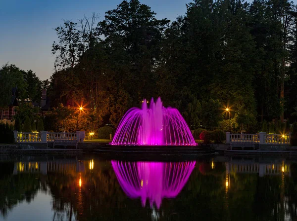 Lussuosa Fontana Con Illuminazione Sulla Riva Bellissimo Lago Serale Nel — Foto Stock