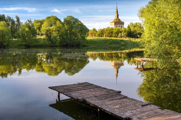The old Church above the village pond. — Stock Photo, Image