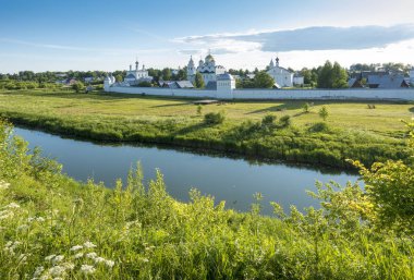 Altın yüzük Rusya'nın parçası olan Suzdal, Kamenka nehirde Pokrovsky Manastırı ayakta görünümü