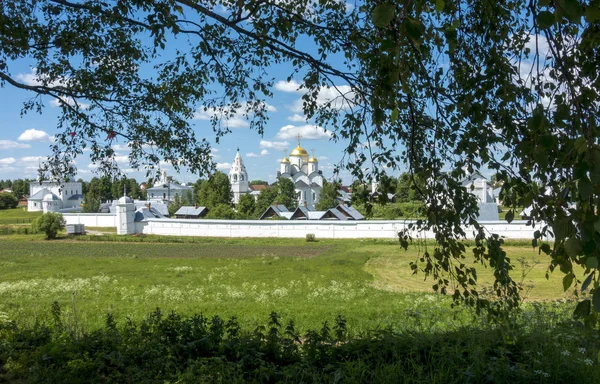 スーズダリ、ロシアのポクロフ スキー修道院のビュー — ストック写真