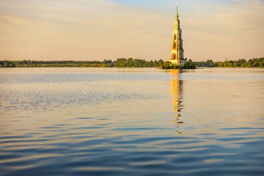 Sular altında çan kulesinde Kalyazin - ana simgesel yapı şehir, Tver bölgesi, Rusya Federasyonu