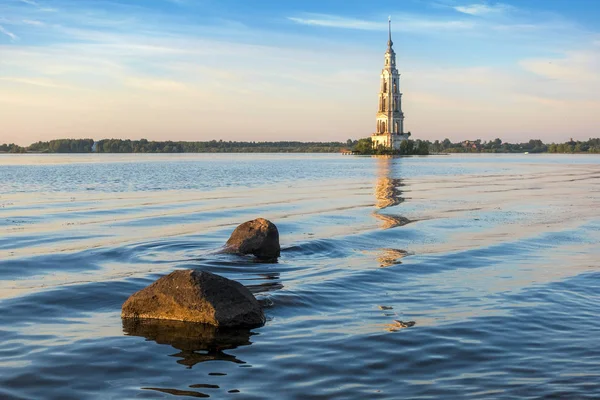 Elárasztott harangláb a Kalyazin - a fő jelképe a város, Tver region, Oroszország — Stock Fotó