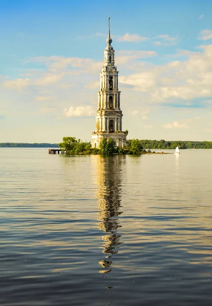 被淹没的钟楼在 Kalyazin-城市的主要地标, Tver 区域, 俄国 — 图库照片