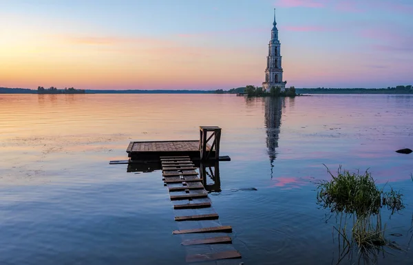 Torre sineira inundada da Catedral de São Nicolau em Kalyazin ao pôr-do-sol, região de Tver, Rússia — Fotografia de Stock