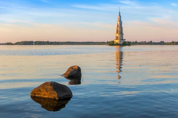 Zatopené zvonice v Kalyazin - hlavní dominantou města, severozápadní oblast Tver, Rusko — Stock fotografie