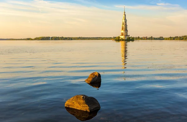 Torre sineira inundada em Kalyazin - o principal marco da cidade, região de Tver, Rússia — Fotografia de Stock