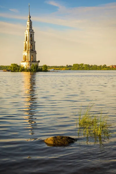 Torre sineira inundada em Kalyazin - o principal marco da cidade, região de Tver, Rússia — Fotografia de Stock