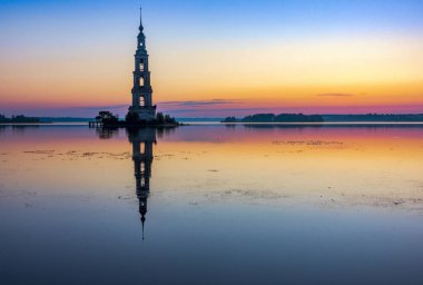 Çan Kulesi, St. Nicholas Katedrali Kalyazin Kalyazin güneş doğarken, Tver bölgesi, Rusya sular altında.