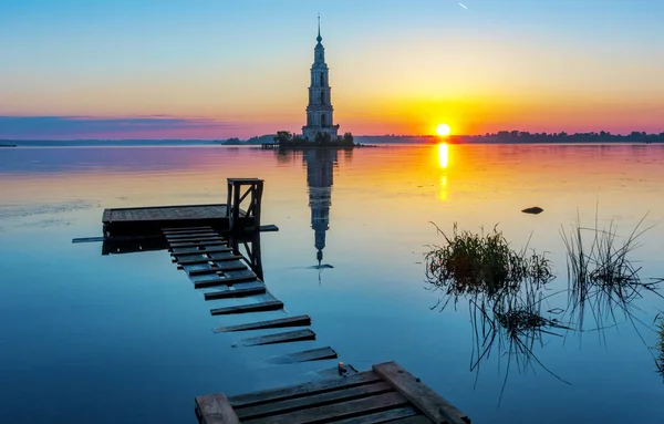 Torre sineira inundada da Catedral de São Nicolau em Kalyazin Kalyazin ao nascer do sol, região de Tver, Rússia — Fotografia de Stock