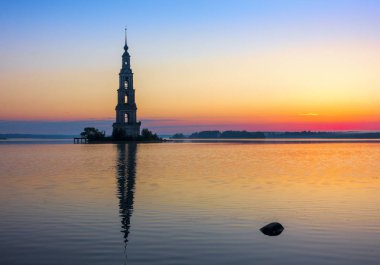 Çan Kulesi, St. Nicholas Katedrali Kalyazin Kalyazin güneş doğarken, Tver bölgesi, Rusya sular altında.