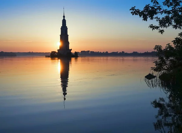 Översvämmade bell tower of St Nicholas katedral i Kalyazin Kalyazin vid soluppgången, Tver region, Ryssland — Stockfoto