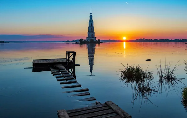 Zaplavila bell tower z chrám sv. Mikuláše v Kalyazin Kalyazin za úsvitu, severozápadní oblast Tver, Rusko — Stock fotografie