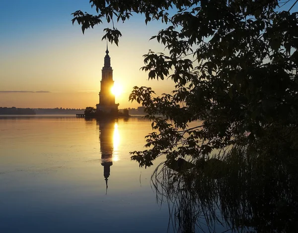 Översvämmade bell tower of St Nicholas katedral i Kalyazin Kalyazin vid soluppgången, Tver region, Ryssland — Stockfoto