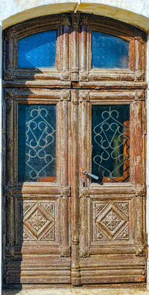 Staré vyřezávané dřevěné dveře chrámu Vladimir, Rusko. — Stock fotografie