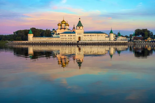 Kutsal Trinity Ipatiev Manastırı şafakta, Kostroma, Rusya Federasyonu — Stok fotoğraf