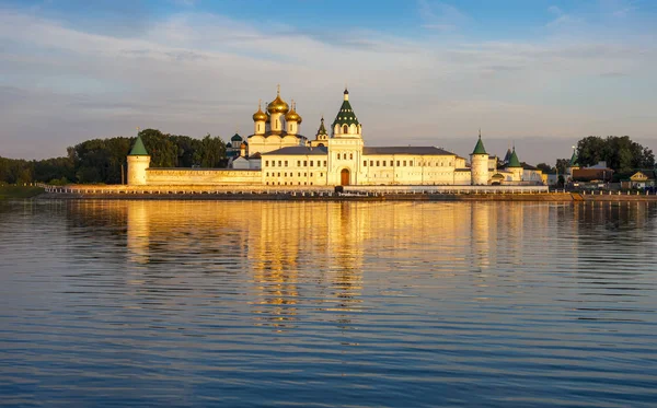 Kutsal Trinity Ipatiev Manastırı şafakta, Kostroma, Rusya Federasyonu
