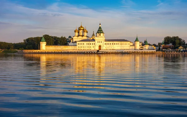 圣三位一体 Ipatiev 修道院在黎明, 科斯特罗马, 俄国 — 图库照片