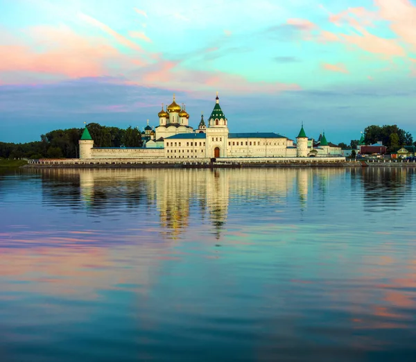 Heliga Treenighetens Ipatiev kloster i gryningen, Kostroma, Ryssland — Stockfoto