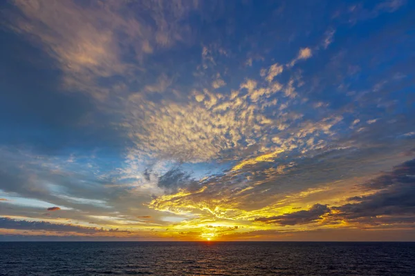 Pintoresco amanecer sobre el océano Atlántico — Foto de Stock