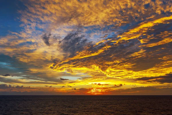 Nascer do sol pitoresco sobre o oceano Atlântico — Fotografia de Stock