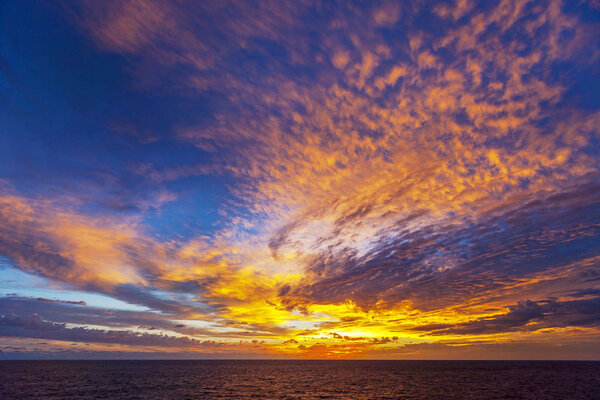 Живописный восход солнца над Атлантическим океаном
