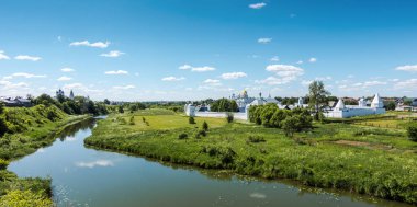 Görünüm Suzdal, Rusya'da Pokrovsky Manastırı