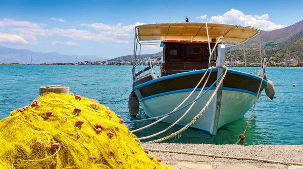 Girit sahil deniz ip ile kapalı tekne balıkçılık ve balık ağı ön planda — Stok fotoğraf