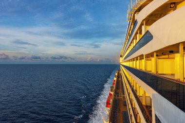 Yolcu gemisi Kurulu tarafından gündoğumu yaktı