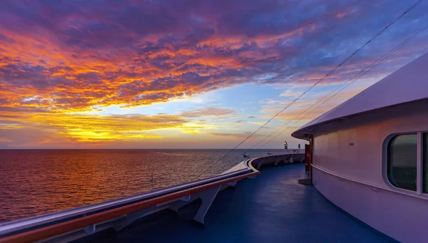 View of the sunrise from the deck of a passenger liner — Stock Photo, Image