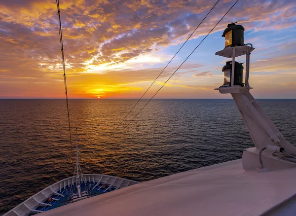 View of the sunrise from the deck of a passenger liner — Stock Photo, Image