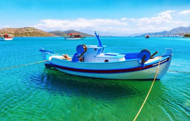 Crete, Yunanistan açıklarında balıkçı teknesi