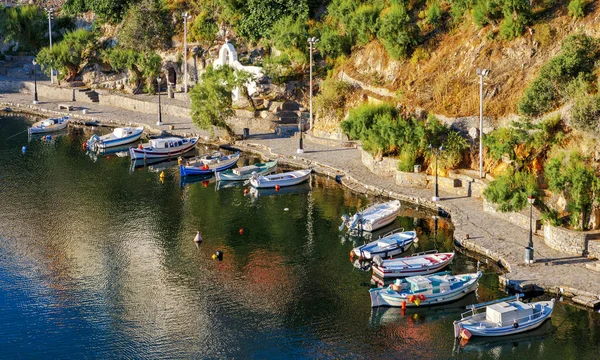 Lodě na jezero Voulismeni, Agios Nikolaos, Kréta, Řecko — Stock fotografie