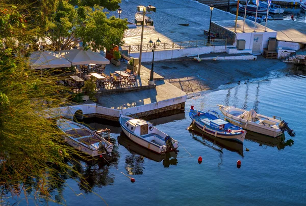 Lodě na jezero Voulismeni, Agios Nikolaos, Kréta, Řecko — Stock fotografie