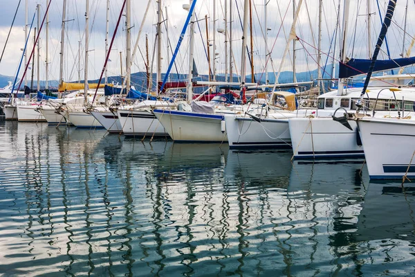 Iate no porto de Agios Nikolaos, Creta, Grécia — Fotografia de Stock
