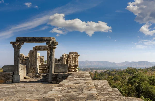 Förstörda tempel i Kumbhalgarh fortet komplex, Rajasthan, Indien — Stockfoto