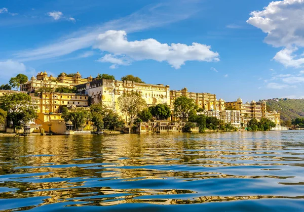 Udaipur palats i staden. PICHOLA lake. Indien. — Stockfoto