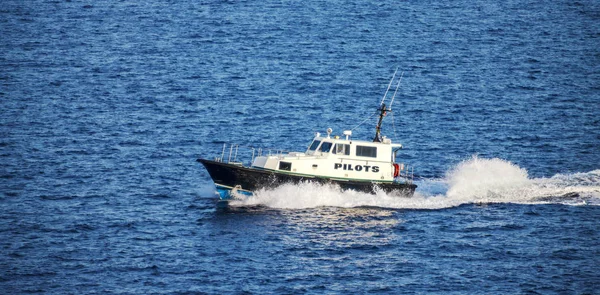 Lotsbåt Som Rör Sig Längs Vattenområdet Hamnen Nassau Bahamas — Stockfoto