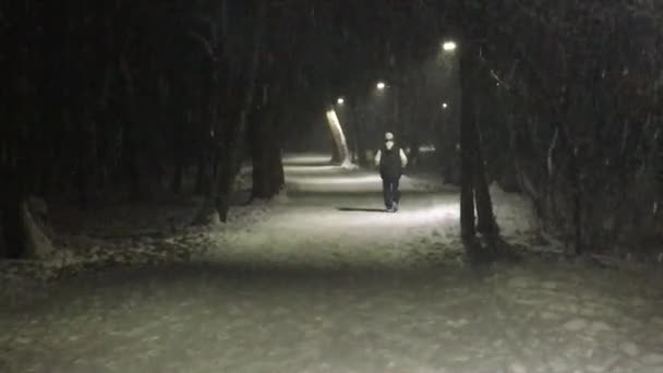 Homem Correndo Sob Neve Caindo Luz Das Lâmpadas Rua — Vídeo de Stock