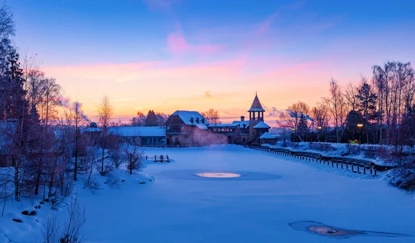 Winter Zonsopgang Boven Een Besneeuwd Meer Het Park — Stockfoto