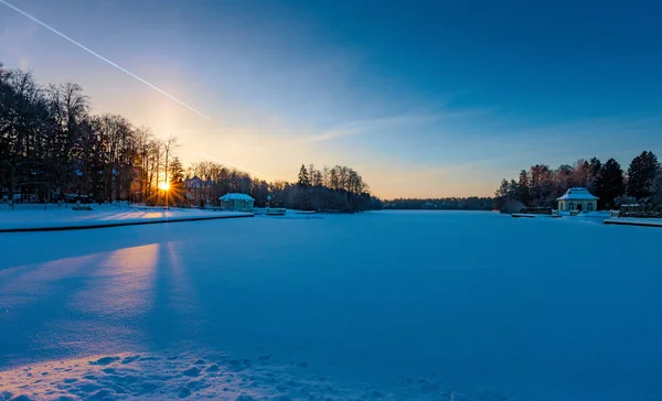 Mooie Winter Zonsopgang Boven Een Meer Sneeuw Bedekte Het Park — Stockfoto