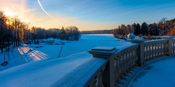 Zimowy Wschód Słońca Nad Pokrytym Śniegiem Jeziorem Parku — Zdjęcie stockowe